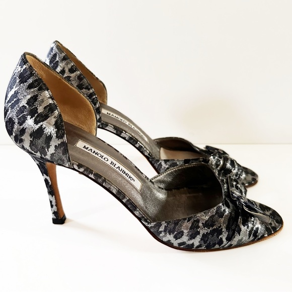 Manolo Blahnik Women’s 9 -39- Silver Cheetah Metallic Buckle D’orsay Heels - Picture 4 of 7